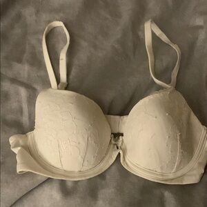 Victoria's Secret White Bra with Underwire Support and Adjustable Straps